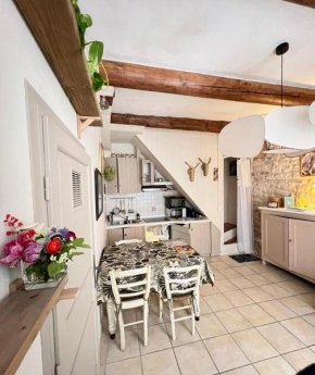 à St Rémy Petite maison au coeur du village